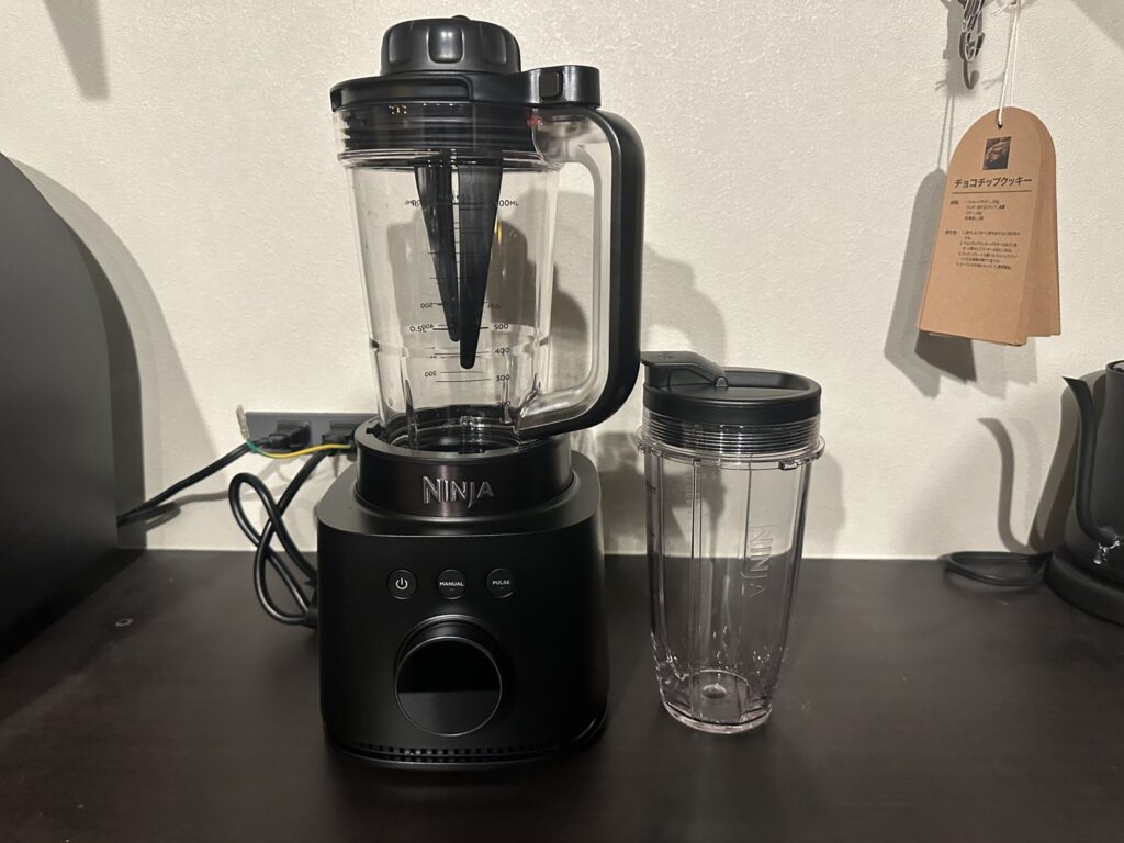 Ninja Stealth iQ ミキサー QX201Jの本体（1Lピッチャー装着）と700mlカップ