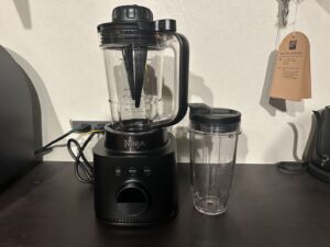 Ninja Stealth iQ ミキサー QX201Jの本体（1Lピッチャー装着）と700mlカップ