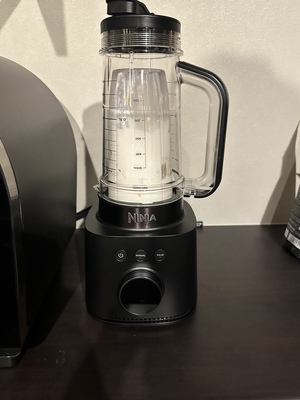 700mlカップの上から1Lピッチャーをかぶせて音を抑えている様子